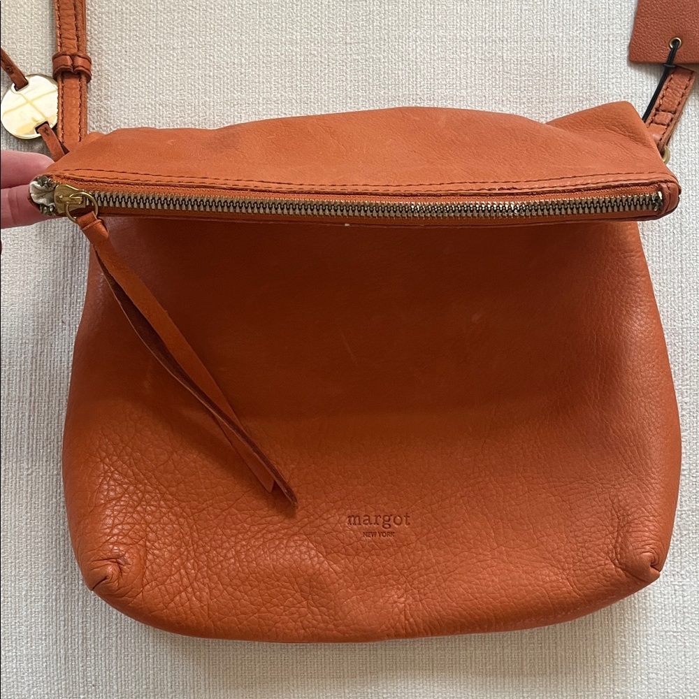 Margot New York Classic Brown Fold over Crossbody Bag.
Tags on.
Genuine leather - Picture 9 of 11